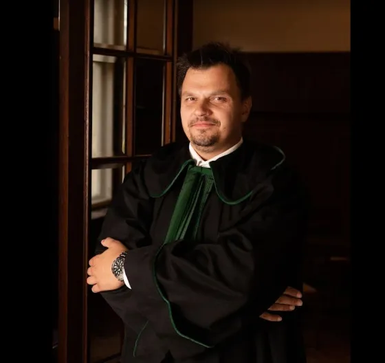 Adwokat Konrad Wysocki w todze